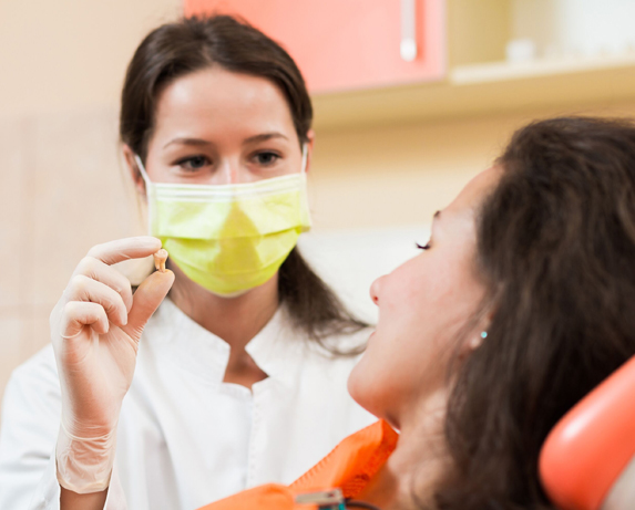 dentist explaining how wisdom teeth removal works