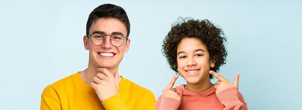 2 Teenagers with straight smiles after invisalign